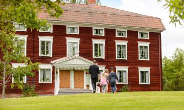 Familj går till världsarvsgården Jon-Lars i Långhed